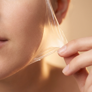 De transparante peel-off film wordt van de wang getild