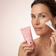 Vrouw brengt het collageen masker aan met de bijgeleverde kwast