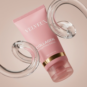 Velveux Bio Collageen Masker tube met heldere gelkrullen op blush achtergrond