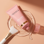 Velveux Bio Collageen Masker tube en siliconen kwastje op een plas heldere gel, van boven